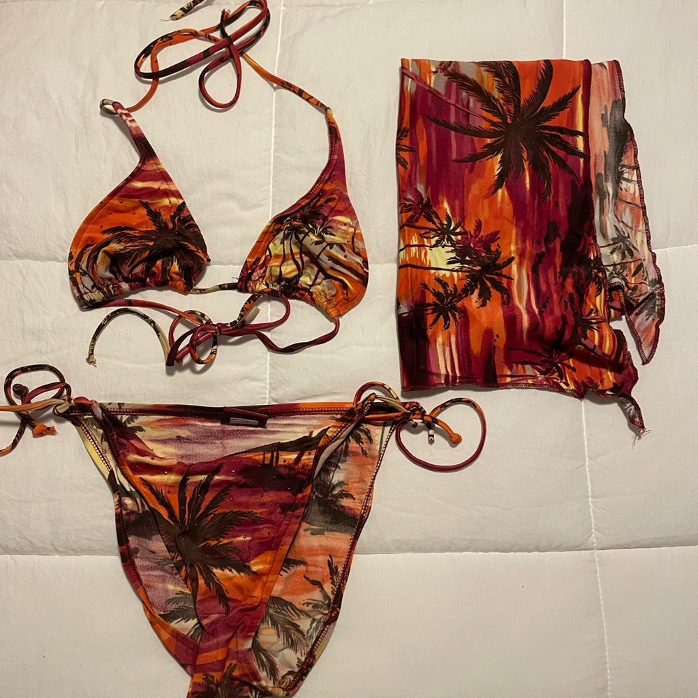 Gorgeous bikini with matching sarong!